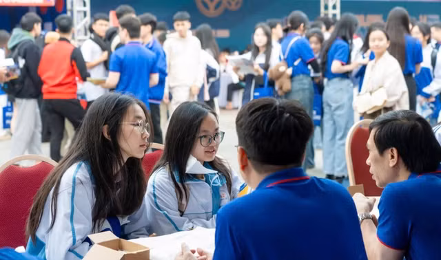 Thí sinh tham dự một ngày hội tư vấn tuyển sinh - hướng nghiệp năm 2026.