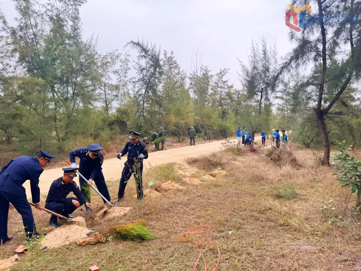 Đông đảo cán bộ, chiến sĩ và nhân dân xã đảo Vĩnh Thực tham gia Lễ ra quân trồng cây đầu Xuân Bính Ngọ 2026, góp phần phủ xanh đất trống và bảo vệ môi trường sinh thái vùng biển đảo.
