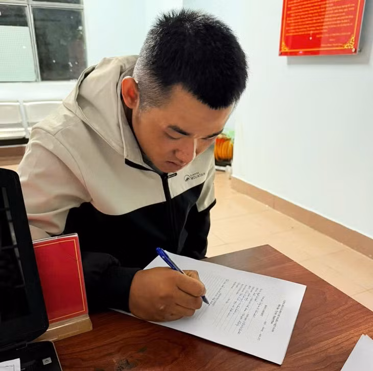 Huỳnh Tấn Mạnh tại cơ quan điều tra. Ảnh: Công an cung cấp