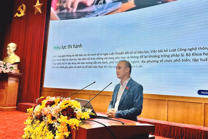 Đồng chí Nguyễn Phương Tuấn, Phó Chủ nhiệm Uỷ ban Khoa học, Công nghệ và Môi trường của Quốc hội phổ biến về Luật Chuyển đổi số.