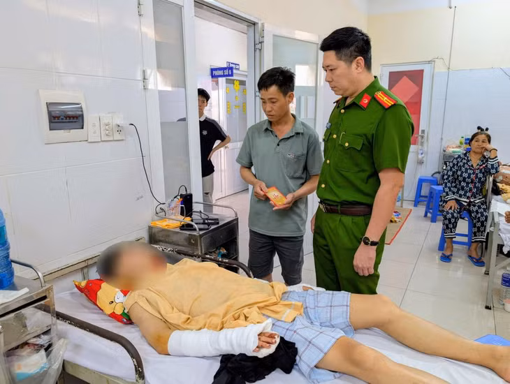 Nạn nhân bị cướp hiện đang phải điều trị ở Bệnh viện Đa khoa Bình Dương. Ảnh: Công an xã Phú Giáo