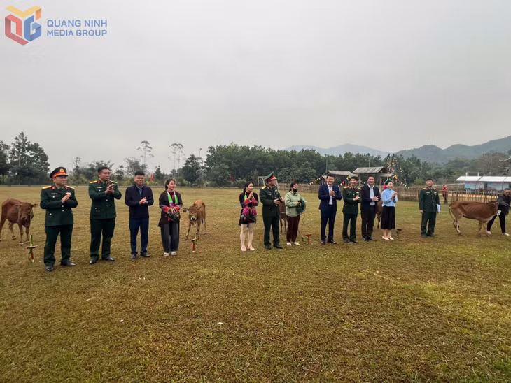 Lâm trường 42, Đoàn Kinh tế Quốc phòng 327 trao bò giống cho các hộ dân, tháng 12/2025.