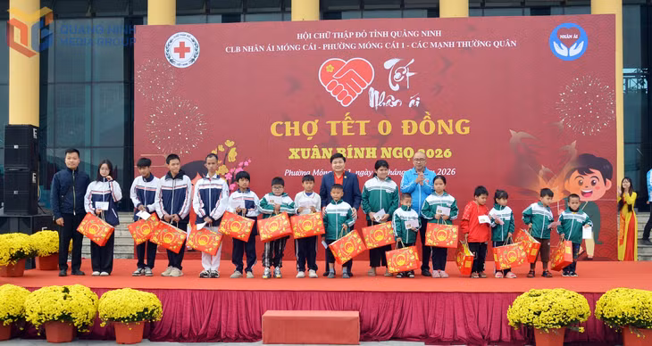 Hội Chữ thập đỏ tỉnh và Câu lạc bộ Thiện nguyện Nhân ái Móng Cái trao tặng những suất quà cho các em học sinh có hoàn cảnh đặc biệt khó khăn tại Trường Tiểu học và THCS Hải Xuân (phường Móng Cái 1).