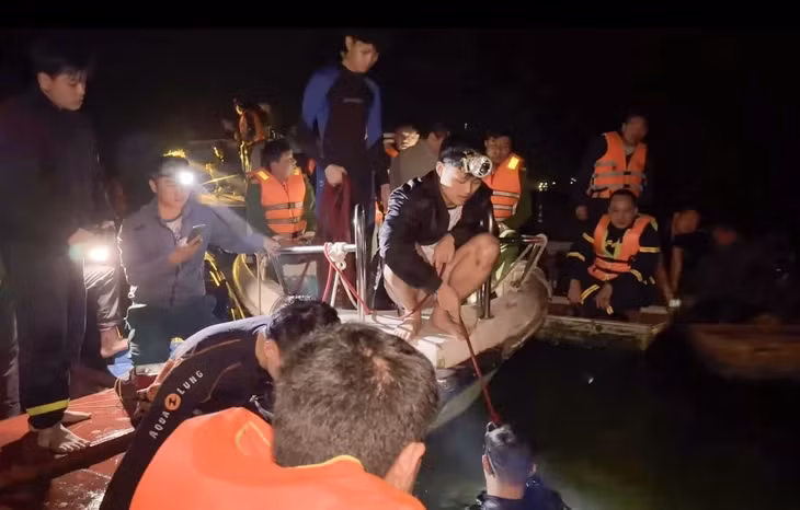 Lực lượng cứu hộ cứu nạn tổ chức tìm kiếm người mất tích - Ảnh: T.THÀNH