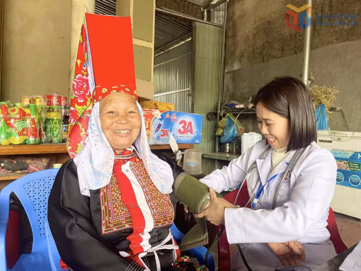 Cán bộ Trạm Y tế xã khám bệnh cho một phụ nữ người Dao Thanh Phán.