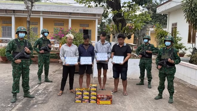 Lực lượng chức năng bắt quả tang 4 đối tượng vận chuyển pháo nổ trái phép. Ảnh: Biên phòng cung cấp