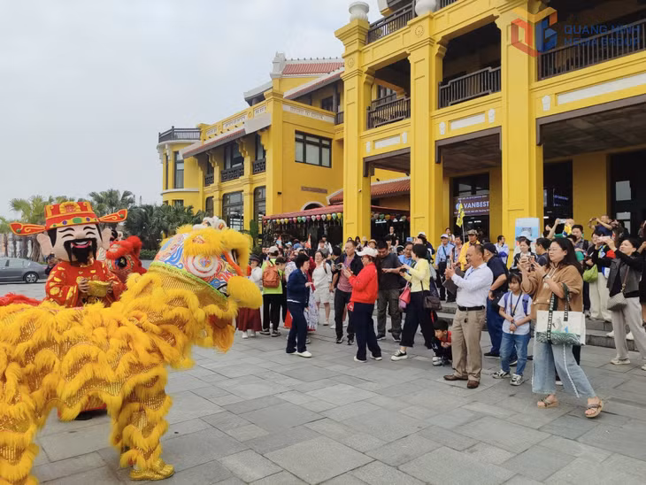 Du khách thích thú chụp ảnh lưu niệm tại Cảng tàu quốc tế Hạ Long.