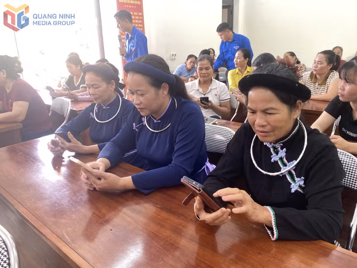 Người dân thôn Pắc Phai (xã Điền Xá) tham gia tập huấn sử dụng các tiện ích số.