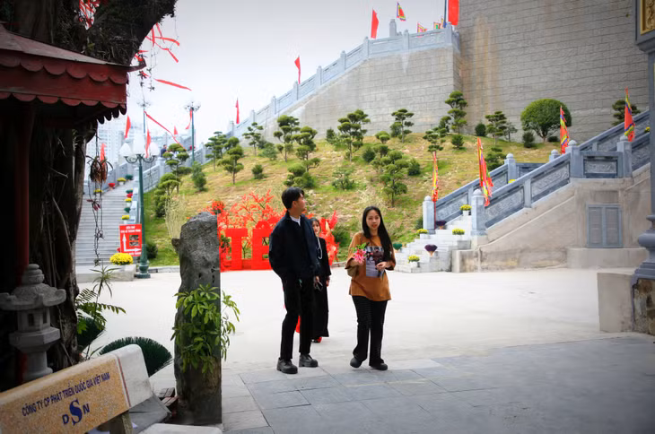 Không chỉ là địa điểm văn hoá tâm linh, đền Đức Ông còn là địa danh khá nổi tiếng, là điểm đến tham quan, ngắm cảnh được nhiều người dân, du khách lựa chọn khi đến với Quảng Ninh.