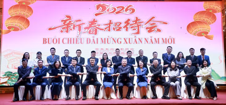 Các đại biểu chụp ảnh lưu niệm.