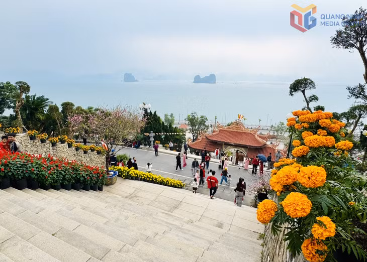 Chùa Cái Bầu được trang trí rực rỡ để đón người dân và du khách đến chiêm bái. 