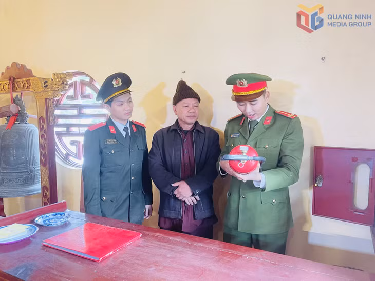 Lực lượng công an phường An Sinh kiểm tra thiết bị phòng cháy, chữa cháy tại đền An Sinh.