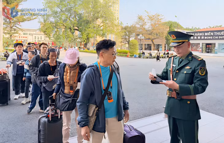 Trung tá Hoàng Ngọc Long, cán bộ kiểm soát hành chính, Trạm Biên phòng cửa khẩu quốc tế Bắc Luân xung phong ở lại đơn vị trực Tết.
