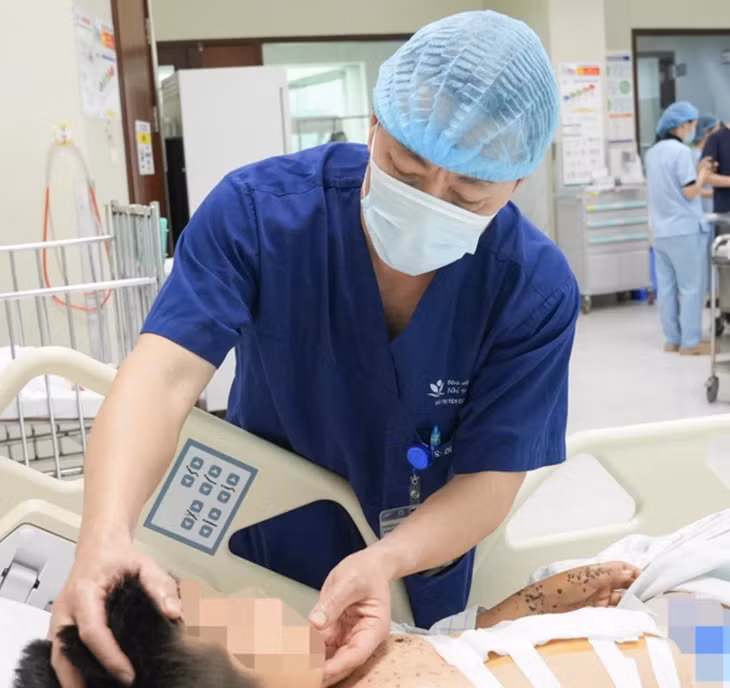TS.BS Đặng Ánh Dương thăm khám cho bệnh nhi - Ảnh: BVCC