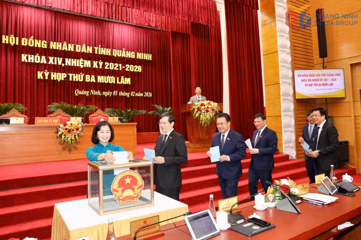 Các đại biểu bỏ phiếu bầu bổ sung ủy viên UBND tỉnh khoá XIV, nhiệm kỳ 2021-2026.