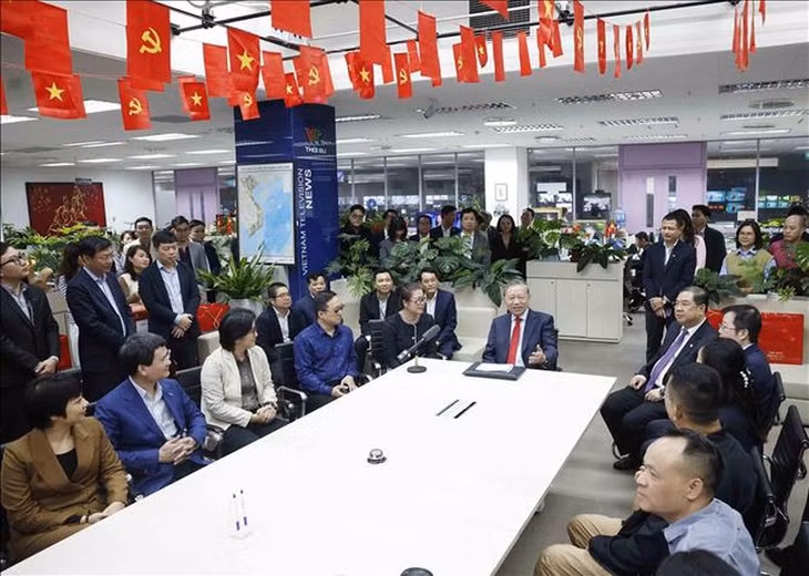 Tổng Bí thư Tô Lâm tới thăm, chúc tết cán bộ, phóng viên, biên tập viên, kỹ thuật viên và người lao động Đài Truyền hình Việt Nam - Ảnh: TTXVN