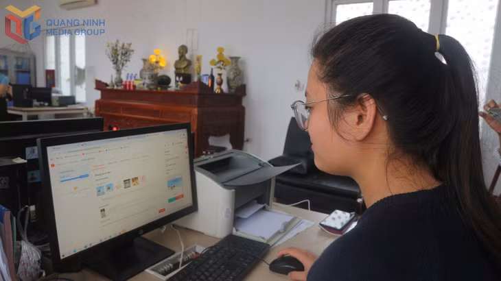 Nhân viên Công ty TNHH Sản xuất và Thương mại Thủy sản Quảng Ninh đang kiểm tra các đơn hàng trên sàn thương mại điện tử Shopee.
