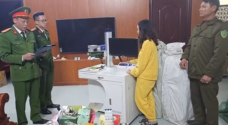 Công an thi hành Lệnh khám xét nơi sản xuất, làm việc, cất giấu hàng hóa của đối tượng.