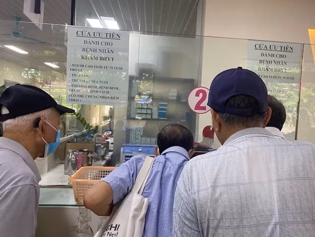 Người dân chờ khám bảo hiểm y tế tại bệnh viện tuyến trung ương. Ảnh: Thùy Linh
