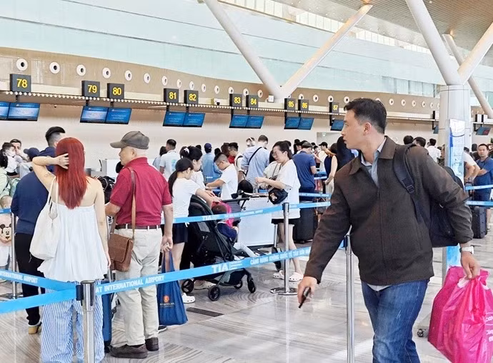 Trong cao điểm Tết Bính Ngọ 2026, ngành hàng không khuyến cáo người dân nên check-in trực tuyến trước 24 giờ để tránh ùn tắc cục bộ tại các quầy thủ tục - Ảnh: CÔNG TRUNG