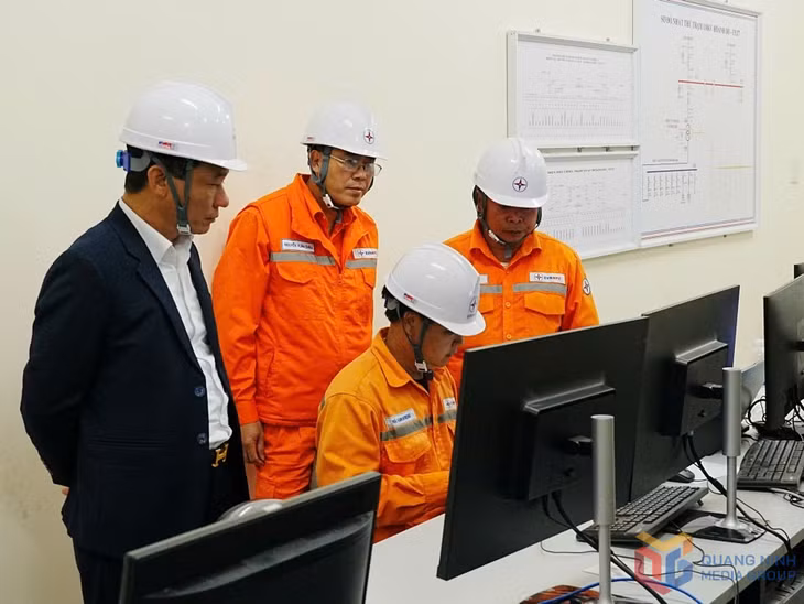 Lãnh đạo Công ty Điện lực Quảng Ninh trực tiếp giám sát công tác đóng điện trạm biến áp 110kV Hùng Thắng.