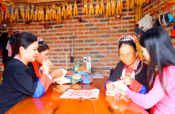 Chị Hương (bên trái) vận động bà con tham gia mô hình du lịch giới thiệu văn hóa truyền thống của người Dao Thanh Y và giá trị văn hóa, di sản quê hương Yên Tử đến với du khách.