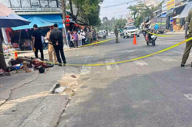 Hiện trường vụ tai nạn khiến 1 người chết, 3 người bị thương ở phường Bến Cát, TPHCM. Ảnh: Bạn đọc cung cấp