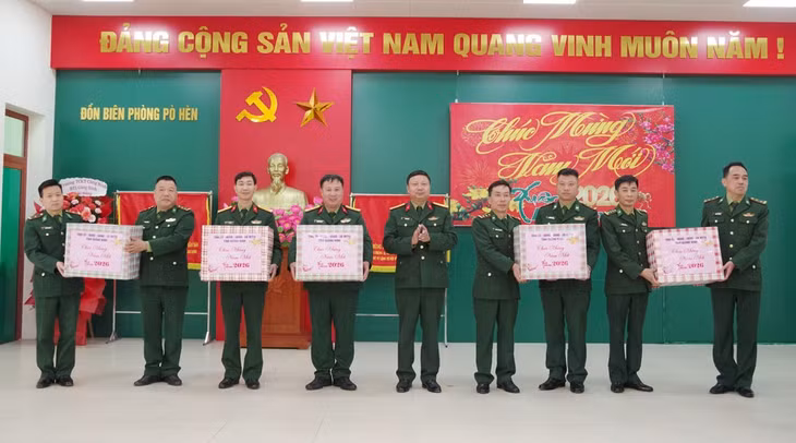 Đại tá Lê Trọng Hòa, Ủy viên Ban Thường vụ Tỉnh ủy, Chỉ huy trưởng Bộ CHQS tỉnh, trao quà Tết của Tỉnh ủy, HĐND, UBND, UBMTTQ tỉnh cho các đơn vị LLVT trên địa bàn tuyến biên giới của tỉnh.