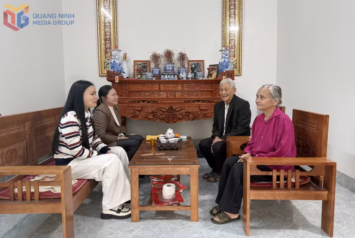 Cán bộ xã, thôn đến thăm gia đình bà Kiều Thúy Vinh và ông Nguyễn Trường Thi, thôn Lưỡng Kỳ, xã Thống Nhất, một hộ gia đình người có công được hỗ trợ 80 triệu đồng để xây nhà mới vào năm 2025.