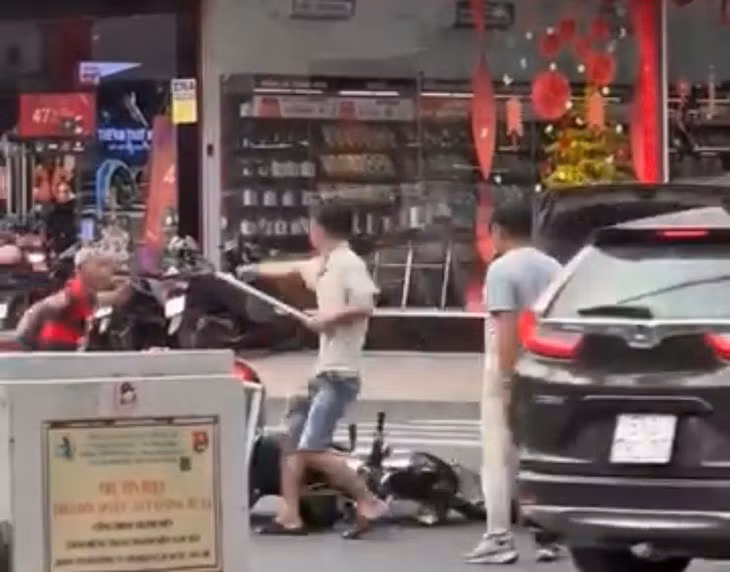 Camera ghi lại hình ảnh Lân và Bân đánh nhau gây náo loạn - Ảnh cắt từ clip