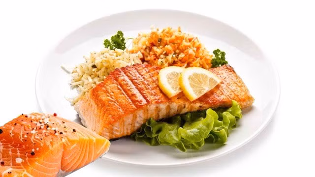 Cá hồi chứa nhiều vitamin D tốt cho xương khớp và hệ miễn dịch. Ảnh đồ hoạ: Hương Sơn