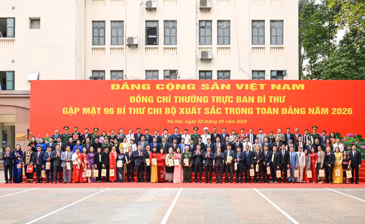 Các đồng chí lãnh đạo Đảng, Nhà nước cùng 96 Bí thư chi bộ xuất sắc toàn quốc. (Ảnh: DUY LINH)