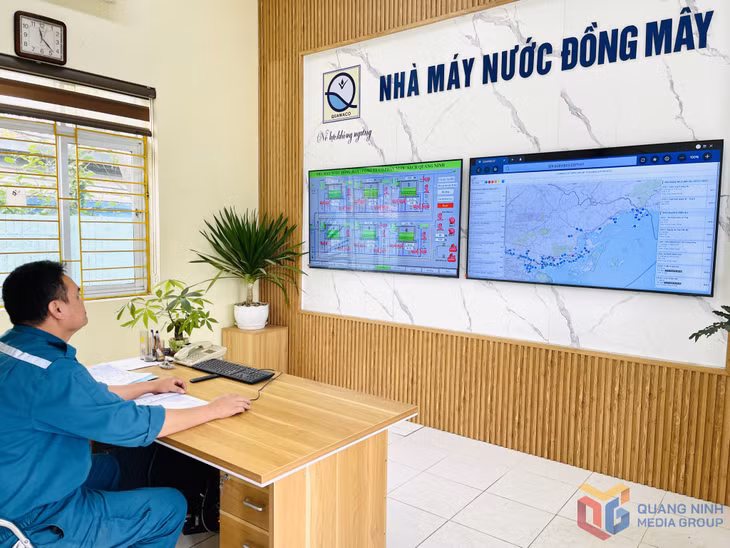 Công nhân Xí nghiệp Nước Uông Bí trực vận hành tại Nhà máy nước Đồng Mây.