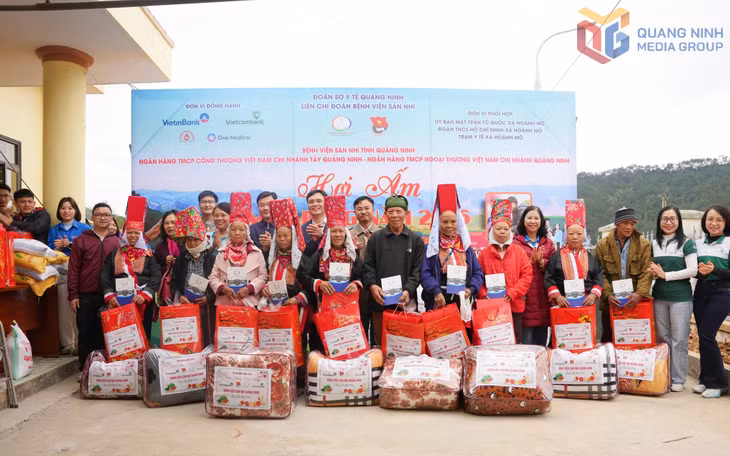 Ban Tổ chức trao quà Tết cho người dân thôn Phai Làu, xã Hoành Mô.