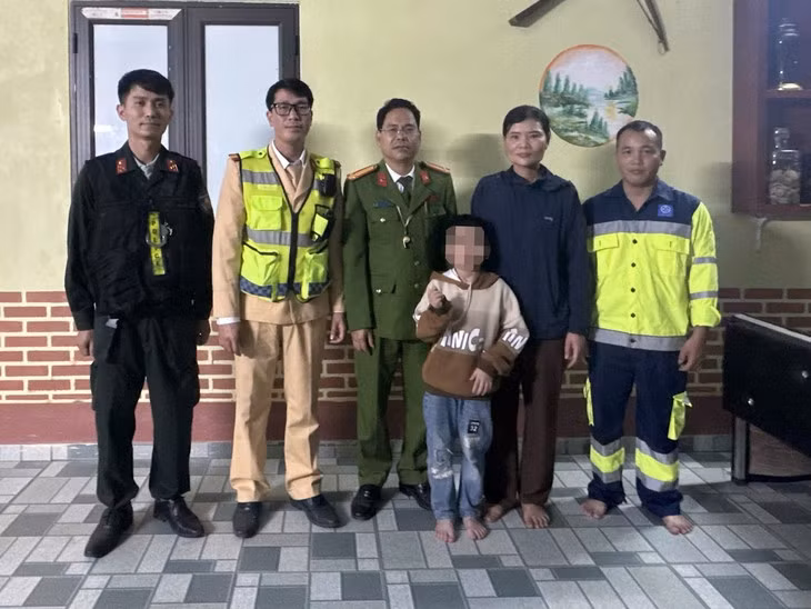 Bé trai đi lạc trên cao tốc được trở về gia đình với sự giúp đỡ của cảnh sát giao thông và Công an xã Nông Cống (Thanh Hóa) - Ảnh: N.Q.