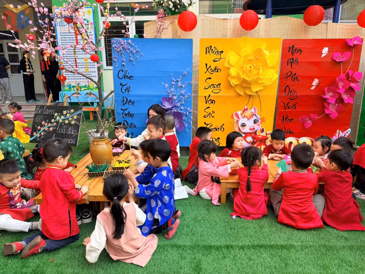 Học sinh Trường Mầm non Hà Lầm trải nghiệm làm hoa, thiệp chúc Tết.