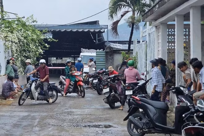 Nhiều người dân ở bên ngoài hiện trường vụ nổ bình khí nén làm một người tử vong. Ảnh: Thanh Long