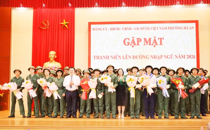 Các đồng chí lãnh đạo cấp ủy, địa phương trao tặng quà động viên thanh niên lên đường nhập ngũ.