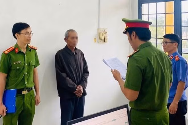 Thi hành lệnh bắt tạm giam đối với N.M.N. (68 tuổi) trú tại xã Bình Sơn, tỉnh Quảng Ngãi để điều tra về hành vi hiếp dâm. Công an tỉnh Quảng Ngãi