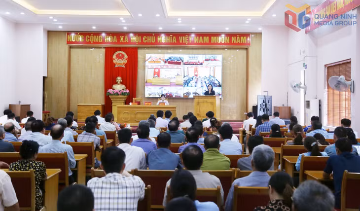 Các đại biểu Trần Thị Kim Nhung, Ủy viên Thường trực Ủy ban Pháp luật và Tư pháp của Quốc hội; Nguyễn Thị Thu Hà, Phó Trưởng Đoàn ĐBQH tỉnh, tiếp xúc cử tri sau Kỳ họp thứ 9, Quốc hội khóa XV, theo hình thức trực tiếp tại xã Tiên Yên.