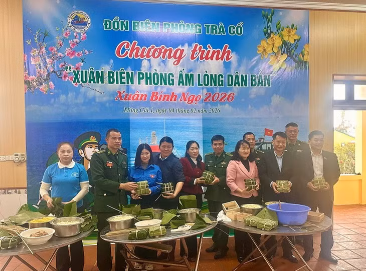 Gói bánh chưng xanh tại chương trình.