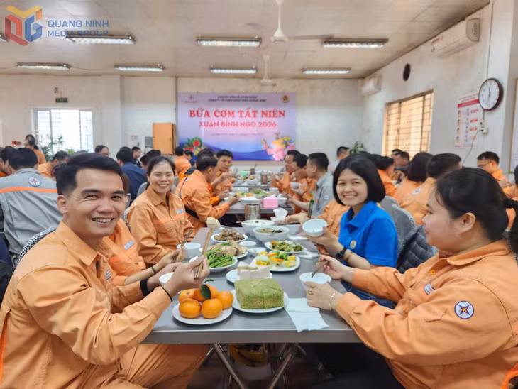 Mâm cơm tất niên tại Công ty Nhiệt điện Quảng Ninh.