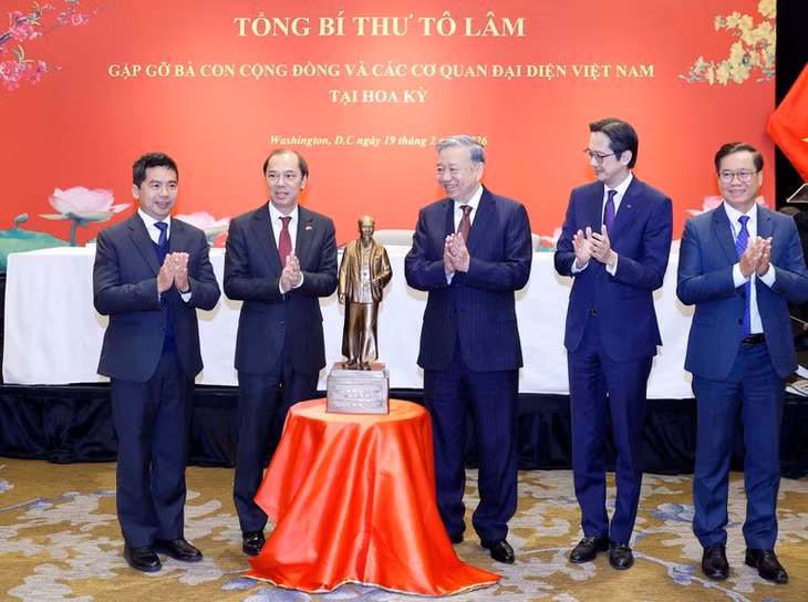 Tổng Bí thư Tô Lâm trao bức tượng Chủ tịch Hồ Chí Minh tặng các cơ quan đại diện Việt Nam tại Hoa Kỳ. (Ảnh: Thống Nhất/TTXVN)
