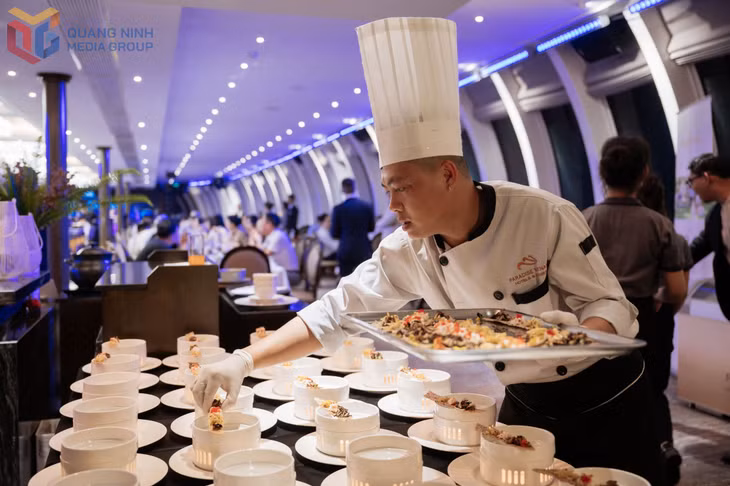 Nhân viên du thuyền Paradise chuẩn bị bàn ăn cho du khách.