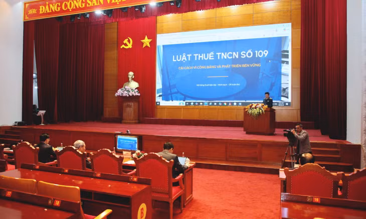 Đồng chí Nguyễn Thành Công, Trưởng Phòng Nghiệp vụ dự toán, Pháp chế, Thuế tỉnh Quảng Ninh phổ biến về Luật Thuế thu nhập cá nhân.