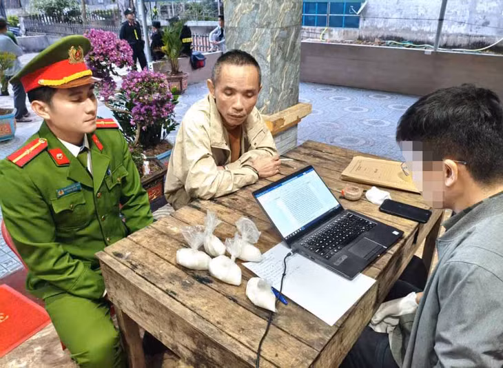 Đối tượng Dũng bị bắt cùng tang vật ma túy. Ảnh: Công an Hà Tĩnh