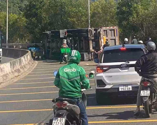 Chiếc xe tải lật ngang đường khiến giao thông từ sân bay Cam Ranh vào Nha Trang bị dồn ứ. Ảnh: Phú Đài Ngô