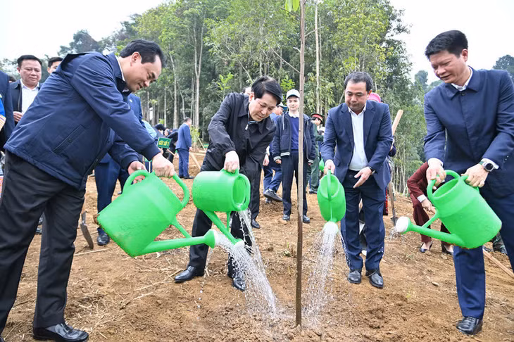 Chủ tịch nước Lương Cường và các đại biểu trồng cây tại khu vực thực hiện dự án Công viên văn hóa Lào Cai thuộc phường Cam Đường. (Ảnh: THỦY NGUYÊN)