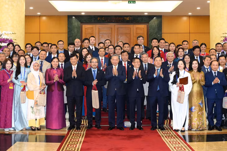 Tổng Bí thư Tô Lâm chụp ảnh kỷ niệm với các đại biểu kiều bào tiêu biểu tham dự chương trình Xuân quê hương 2026. (Ảnh: ĐĂNG KHOA)