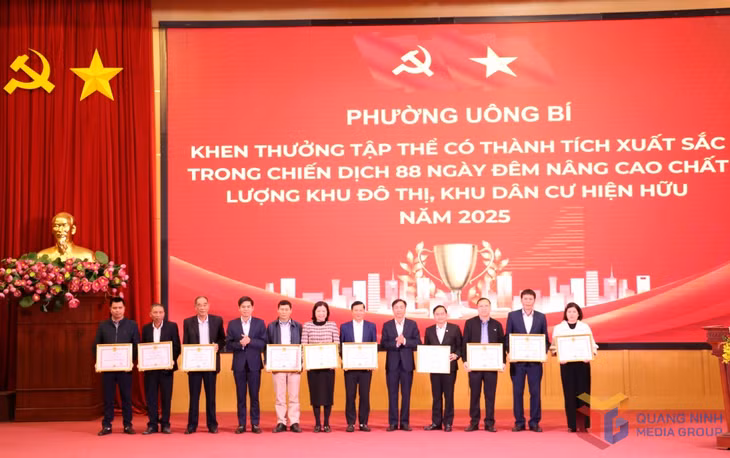 Các đồng chí lãnh đạo phường trao Giấy khen cho các tập thể có thành tích xuất sắc trong triển khai chiến dịch.